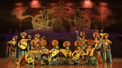 【演出盛況】中國(guó)經(jīng)典舞劇《絲路花雨》首演火爆，紀(jì)念票、文創(chuàng)產(chǎn)品、讀者書(shū)籍同步亮相，今晚精彩繼續(xù)！